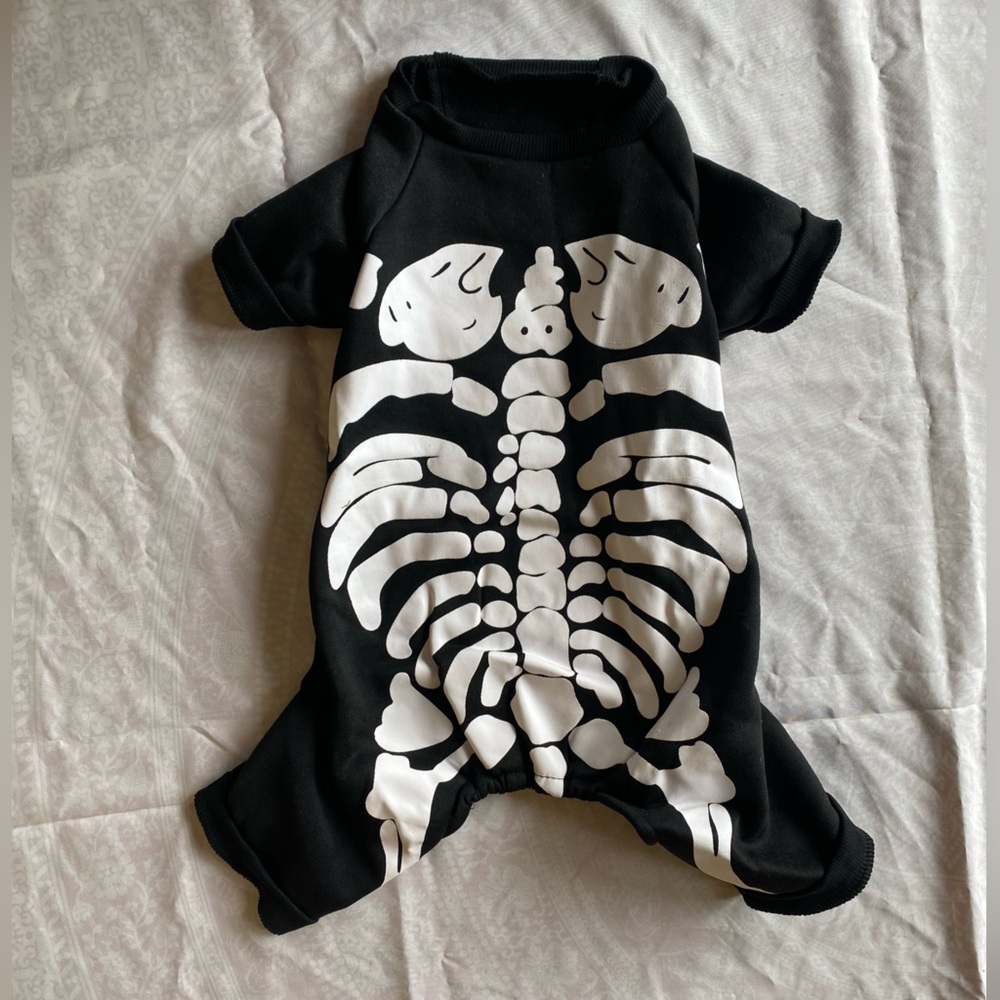 Black Skeleton Print Dog Costume Size XL.
NWOT Excellent Condition!